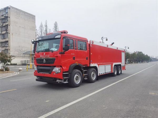 重汽豪沃干粉消防车