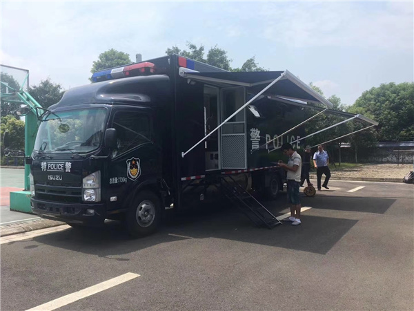 五十铃警用装备运输车