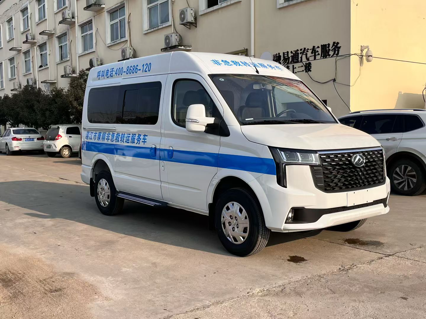 上汽大通V90伤残运输车