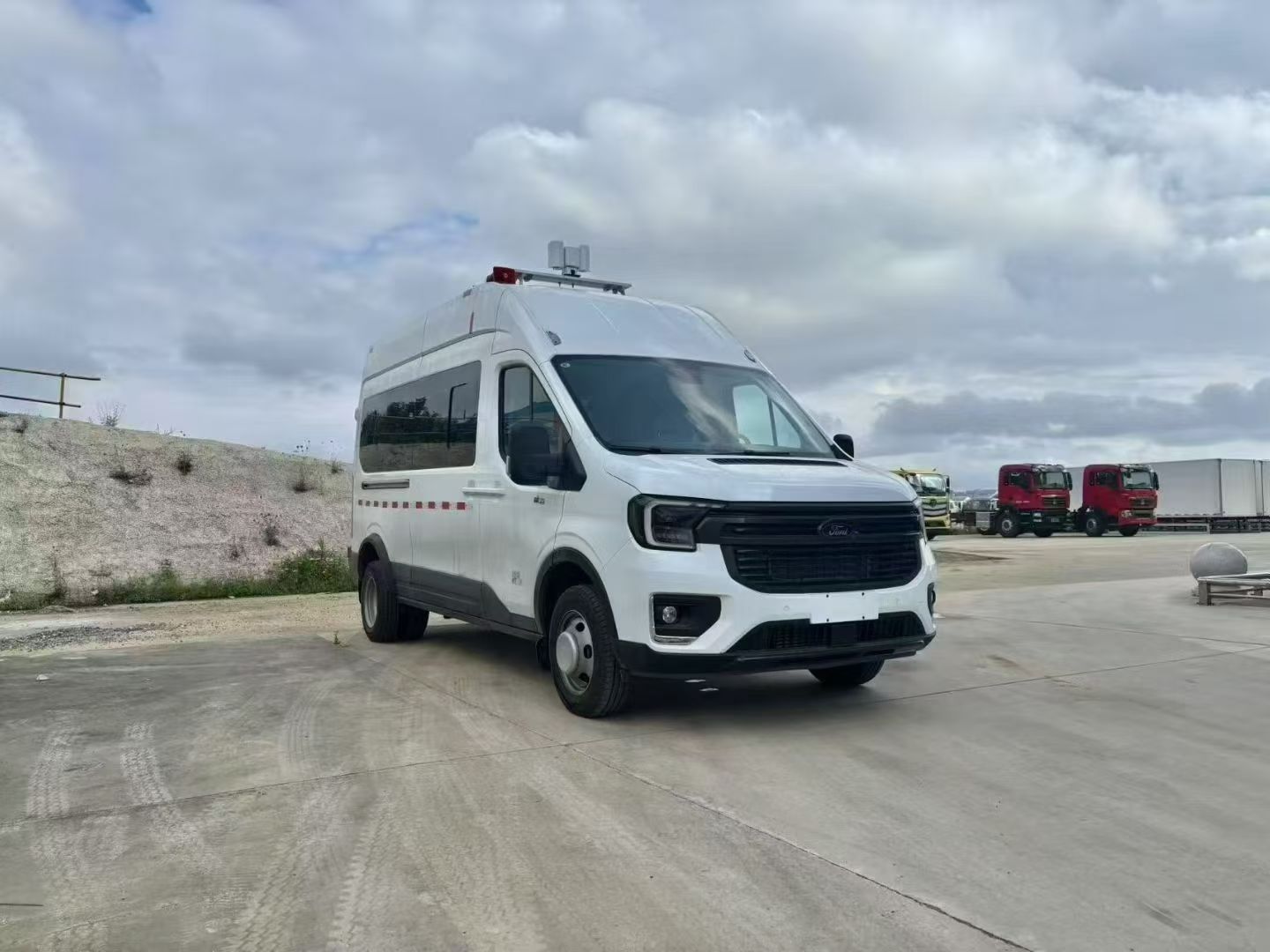 福特全顺T8指挥车
